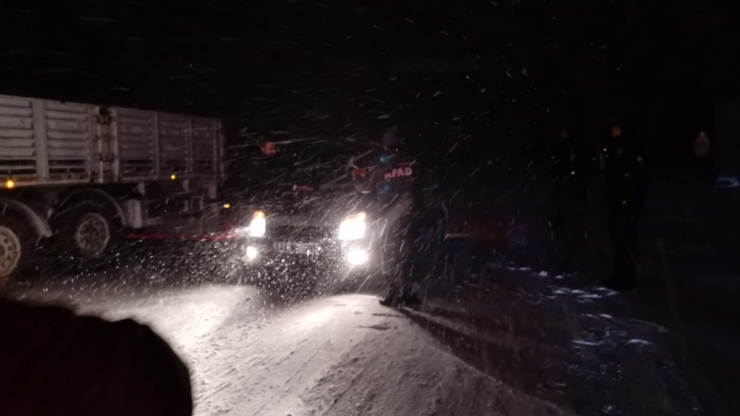 Türk Kızılayı Malatya’da Yolda Kalan Araç Sürücülerine Kumanya Dağıttı