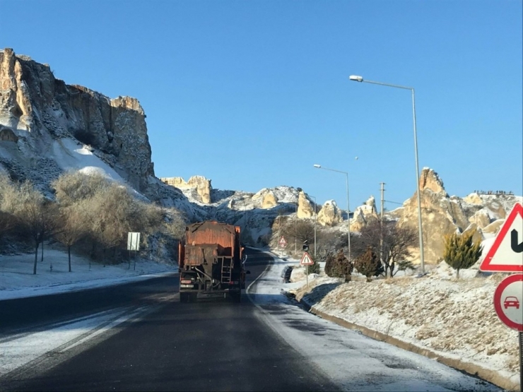 Ürgüp Belediyesi Karla Mücadele Çalışmalarını Aralıksız Devam Ediyor