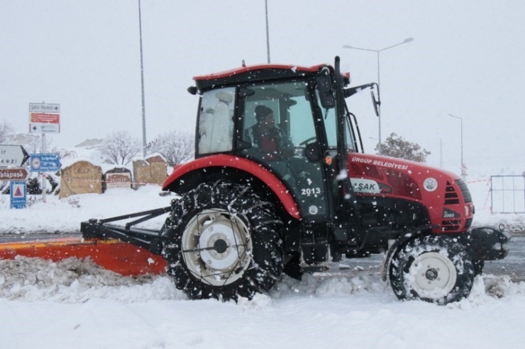 Ürgüp Belediyesi Karla Mücadele Çalışmalarını Aralıksız Devam Ediyor