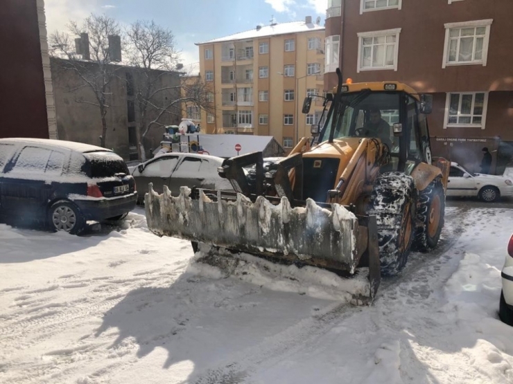 Kar Temizleme Çalışmaları Aralıksız Sürüyor