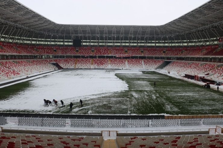 Sivas 4 Eylül Stadyumu Kardan Temizleniyor