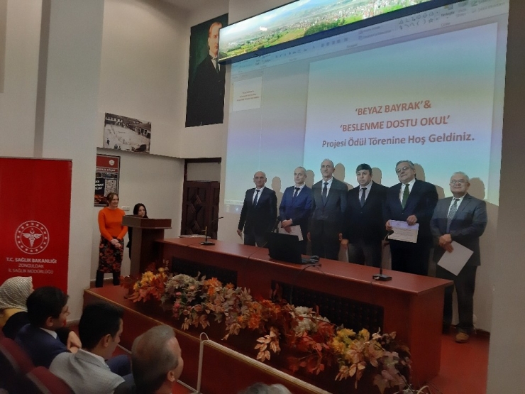 "Beyaz Bayrak Ve Beslenme Dostu Okul Projesi" Sertifikaları Hak Eden Okullara Verildi