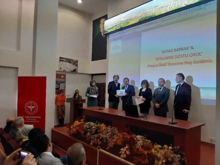 "Beyaz Bayrak Ve Beslenme Dostu Okul Projesi" Sertifikaları Hak Eden Okullara Verildi