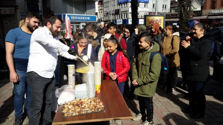 Okulları İçin 11. Günde Eylem Yapan Öğrencilere Çorbalı Destek