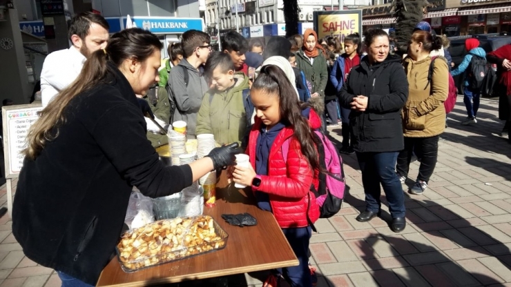 Okulları İçin 11. Günde Eylem Yapan Öğrencilere Çorbalı Destek