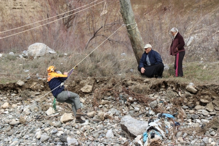 Afad İpli Teleferikle Hastayı Çay Üzerinden Geçirdi