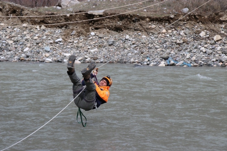 Afad İpli Teleferikle Hastayı Çay Üzerinden Geçirdi