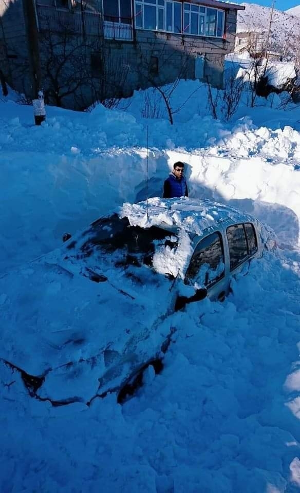 Adana Tufanbeyli’de Kar İnsan Boyunu Geçti