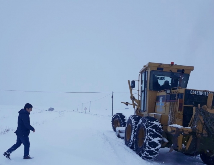 Başkan Ergü Karda Mahsur Kalan Aracı Kurtardı
