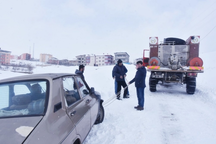 Başkan Ergü Karda Mahsur Kalan Aracı Kurtardı