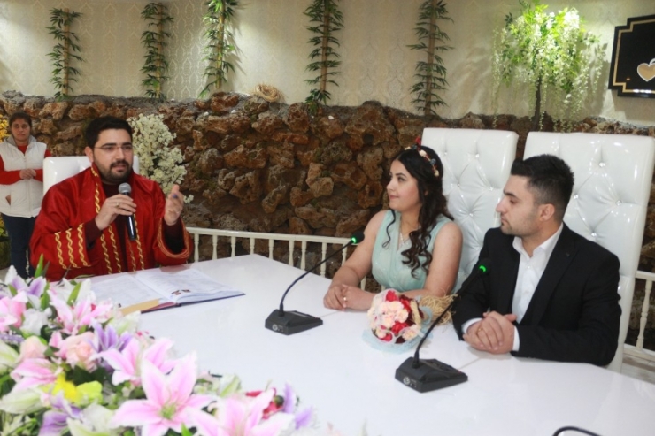 Sevgililer Günü’nde Nikah Yoğunluğu Yaşanıyor