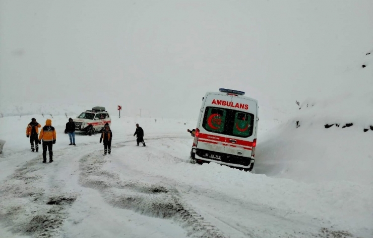 Sağlık Ekipleri Zorlu Kış Koşullarıyla Mücadele Ediyor