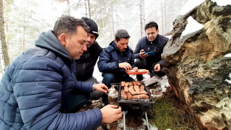 Gazetecilerin Karda Ekmek Arası Sucuk Keyfi