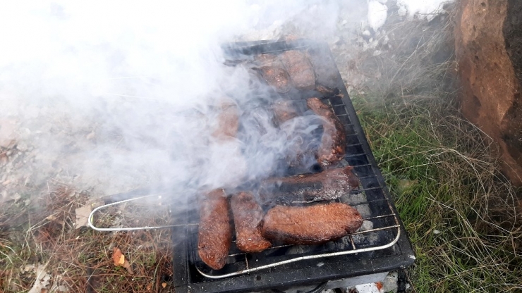 Gazetecilerin Karda Ekmek Arası Sucuk Keyfi