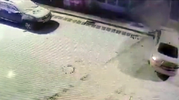 Buzda Kayan Otomobilin Kaza Anı Kameralara Yansıdı