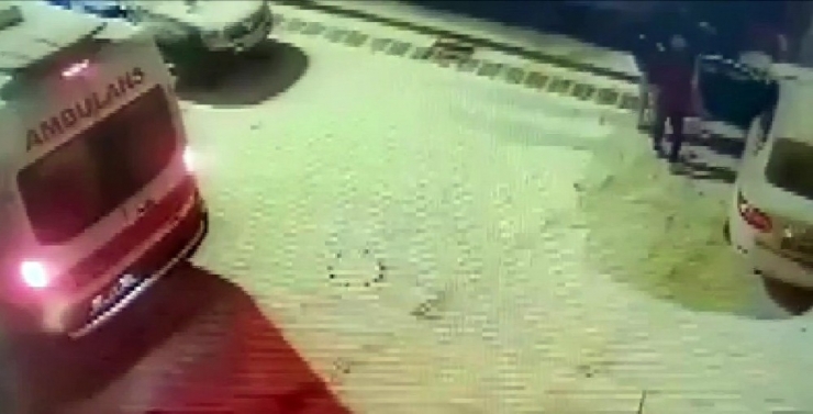 Buzda Kayan Otomobilin Kaza Anı Kameralara Yansıdı