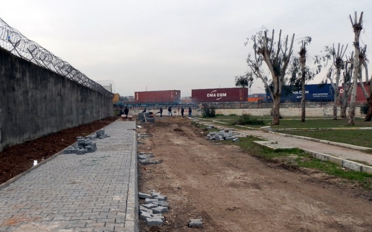 Akdeniz Belediyesi’nin Mahallelerdeki Üst Yapı Çalışmaları Sürüyor