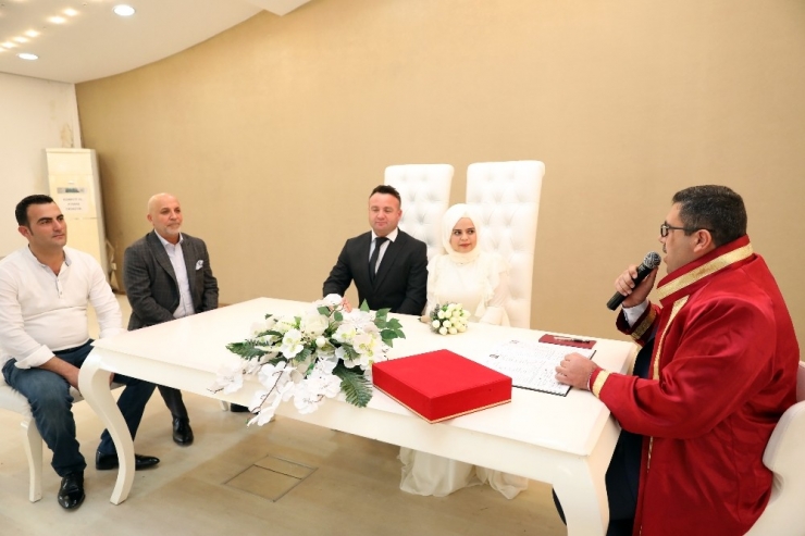 Sevgililer Gününde 24 Çift Mutluluğa ’Evet’ Dedi