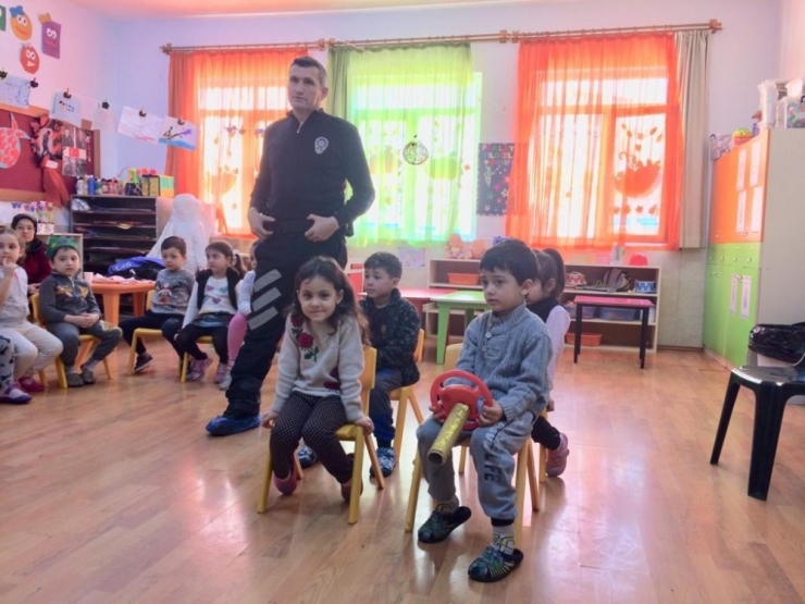Polisten Öğretmen Ve Öğrencilere Bilgilendirme Semineri