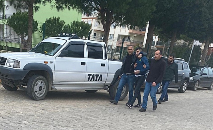 Polis Aracına Çarpan Şüpheliler Kıskıvrak Yakalandı