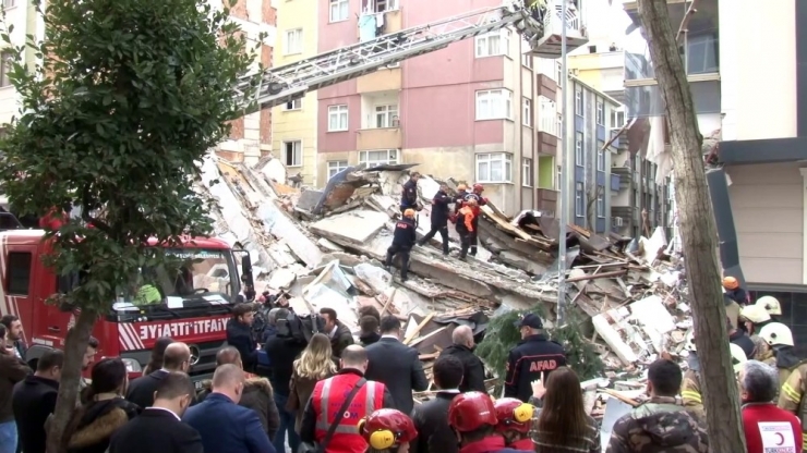 Bahçelievler’de 7 Katlı Bina Çöktü, Afad Hassas Cihazlarla Ses Dinleme Çalışması Yaptı