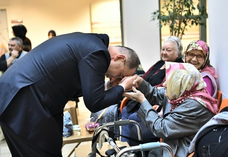 Beylikdüzü’nde Sevgi İçin 20 Bin Gül Fidanı