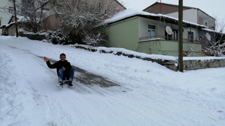 Karlıova’da Kar Kalınlığı 2 Metreyi Aştı