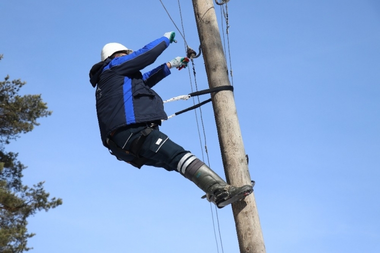 Yayla Evinde 4 Gün Elektriksiz Kalan Ailenin Yardımına Kar Komandoları Koştu
