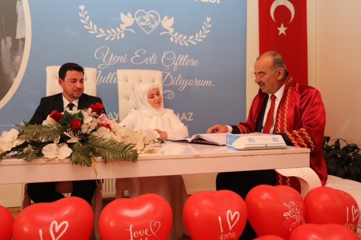 Türkyılmaz, Genç Çiftlerin Nikâhını Kıydı