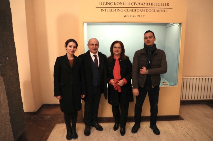 Dünya Sevgi Günü’nde En Eski Aşk Şiirinin Sergilendiği Müzeyi Gezdiler