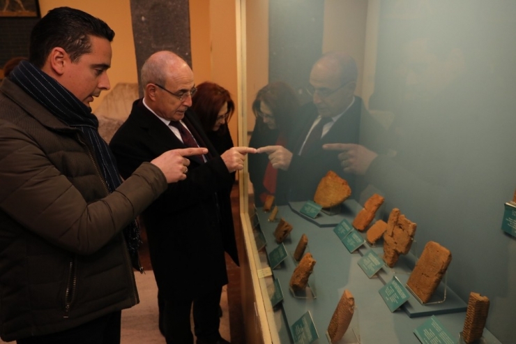 Dünya Sevgi Günü’nde En Eski Aşk Şiirinin Sergilendiği Müzeyi Gezdiler