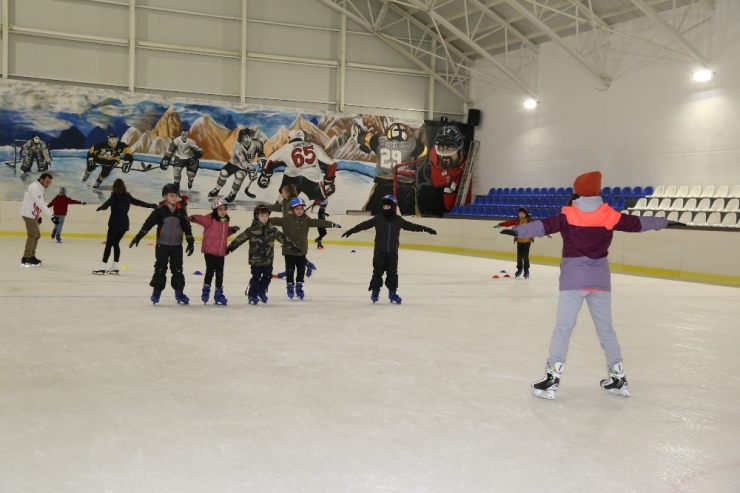 Ecevit’in Adını Taşıyan Buz Sporları Salonu İlgi Görüyor