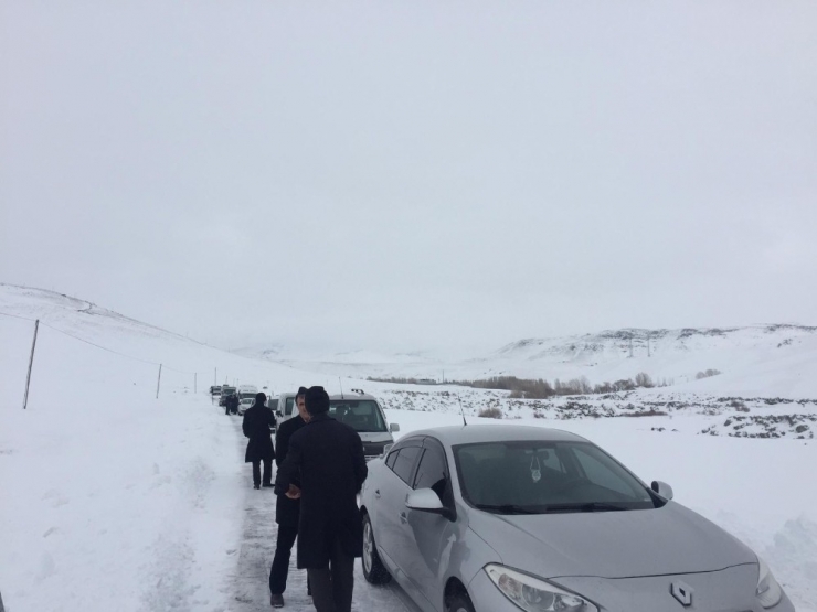 Cenaze Aracı Tipide Mahsur Kaldı