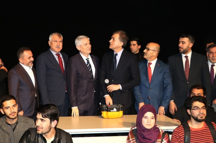 Ak Parti Sözcüsü Ömer Çelik’ten Öğrencilere Tavsiye