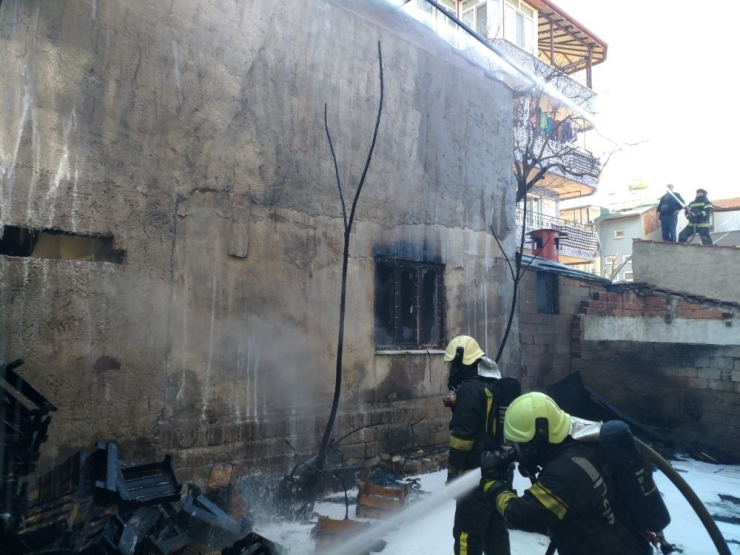 Depoda Çıkan Yangın Kısa Sürede Söndürüldü