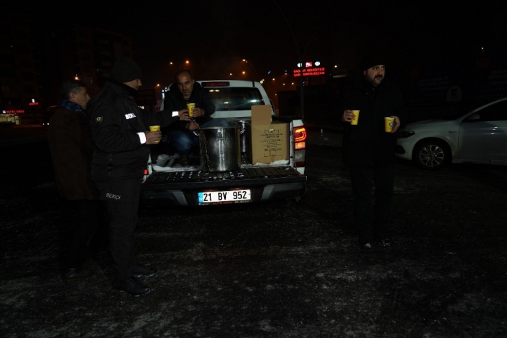 Büyükşehir Belediyesi’nden Ekiplere Çorba İkramı