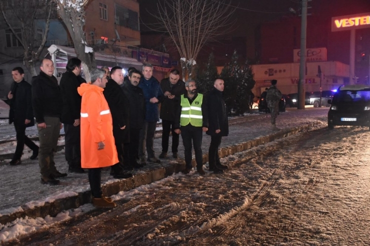 Başkan Beyoğlu Gece Yarılarına Kadar Kar Temizleme Mesaisinde