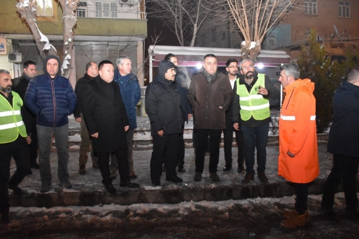 Başkan Beyoğlu Gece Yarılarına Kadar Kar Temizleme Mesaisinde