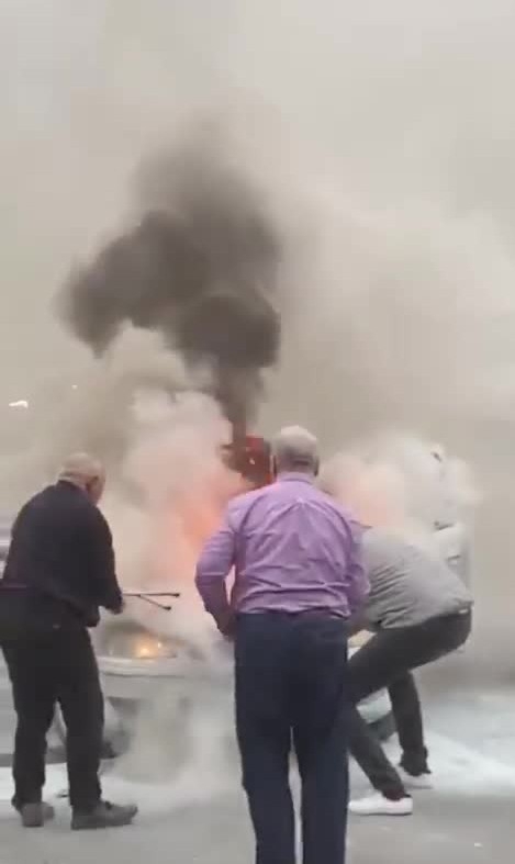 E-5’te Bir Otomobil Alev Alev Yandı, Trafik Durma Noktasına Geldi