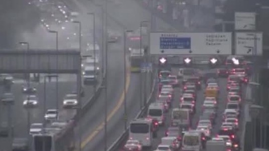 E-5’te Bir Otomobil Alev Alev Yandı, Trafik Durma Noktasına Geldi