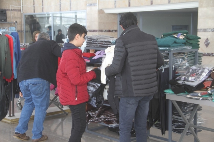 Elazığ’da Depremzedeler İçin Giyim Mağazası