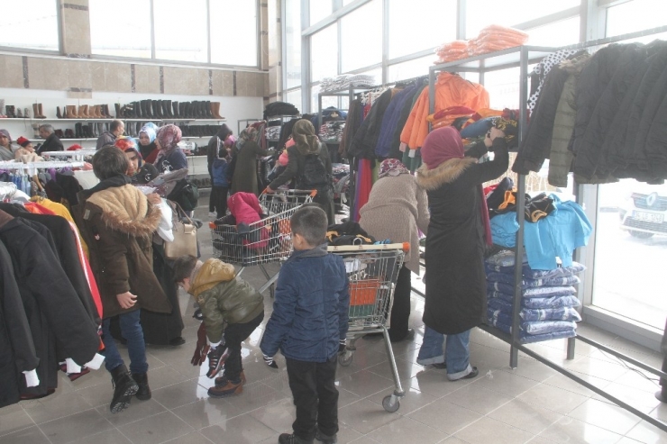 Elazığ’da Depremzedeler İçin Giyim Mağazası