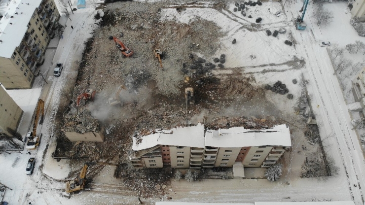 Elazığ’da Ağır Hasarlı Yapıların Yıkımı Sürüyor