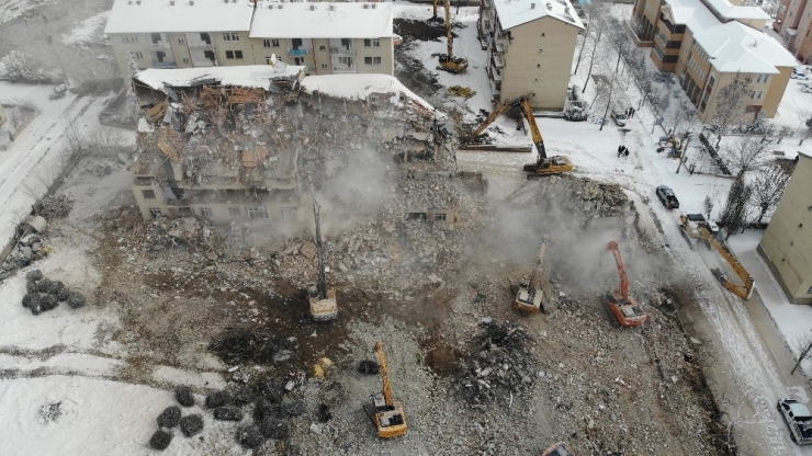 Elazığ’da Ağır Hasarlı Yapıların Yıkımı Sürüyor