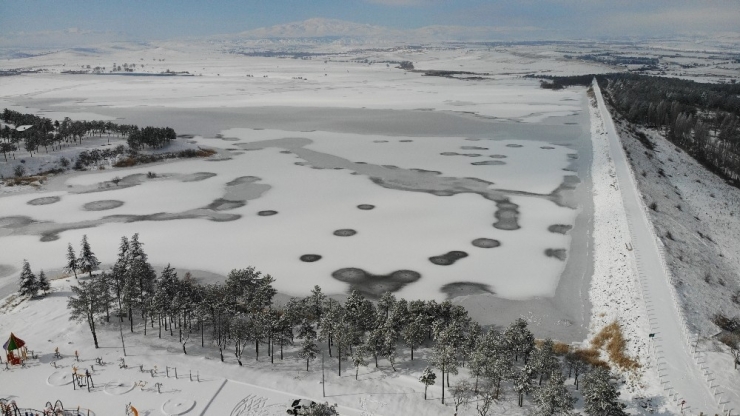 Elazığ’da Soğuktan Baraj Dondu