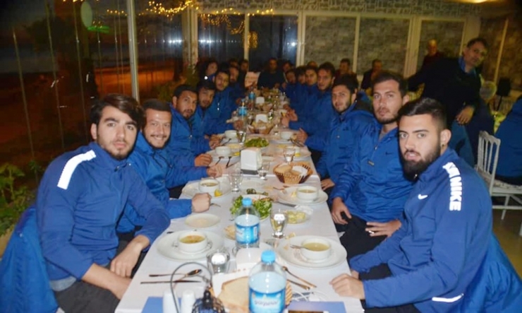 Erdekspor’lu Futbolculara Moral Yemeği