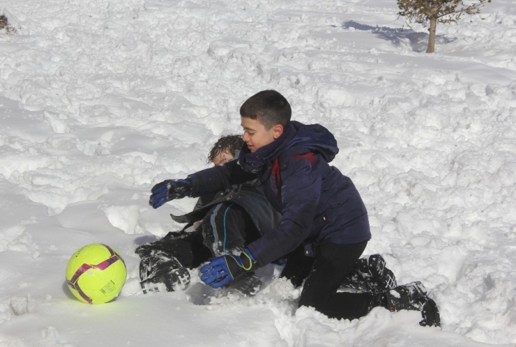 Erzincan’da Okullar Tatil Oldu, Çocuklar Karın Keyfini Çıkardı