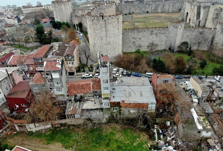 5 Katlı İlginç Bina, Görenleri Şaşırtıyor