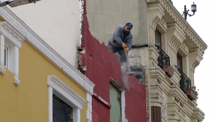 Tarihi Çeşmenin Üzerine Yapılan Otel Balyozla Yıkılıyor