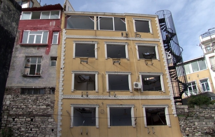 Tarihi Çeşmenin Üzerine Yapılan Otel Balyozla Yıkılıyor